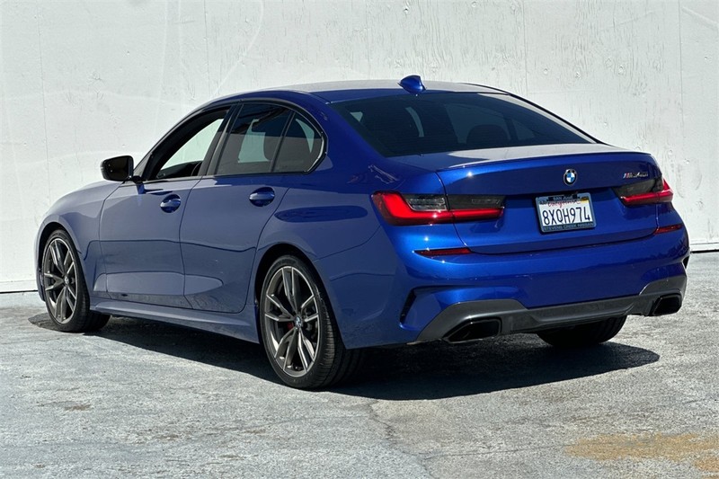 BMW 3 Series Vehicle Full-screen Gallery Image 06