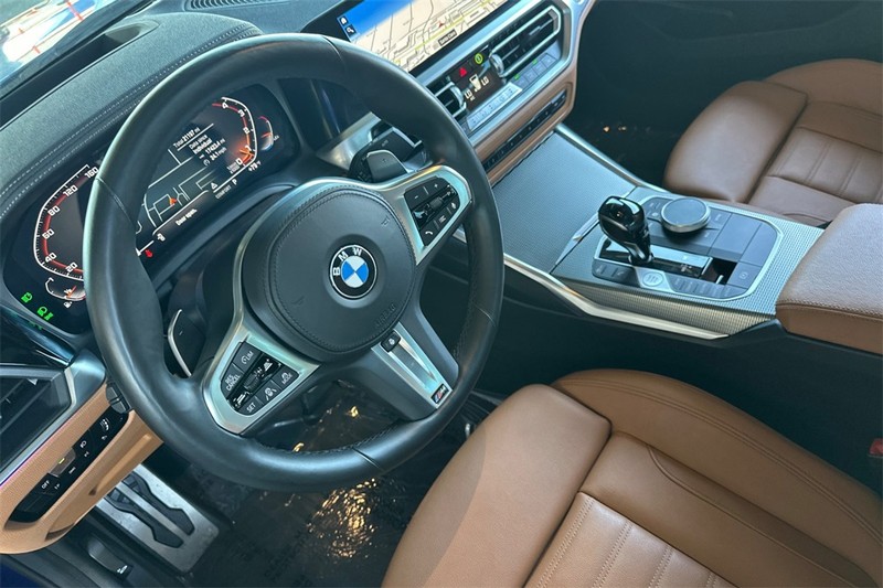 BMW 3 Series Vehicle Full-screen Gallery Image 10