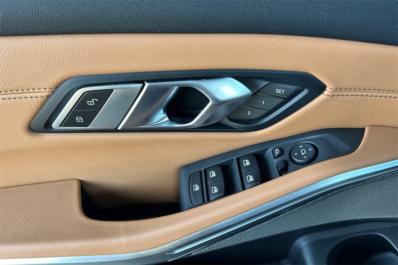 BMW 3 Series Vehicle Full-screen Gallery Image 11
