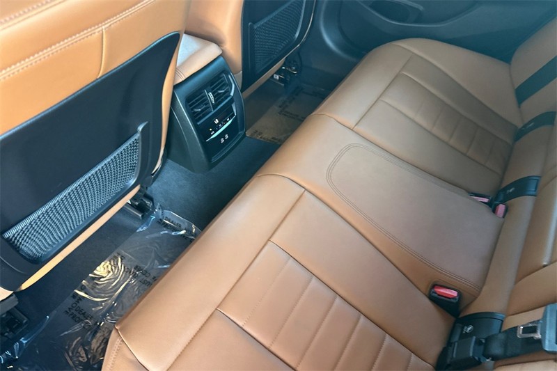 BMW 3 Series Vehicle Full-screen Gallery Image 12