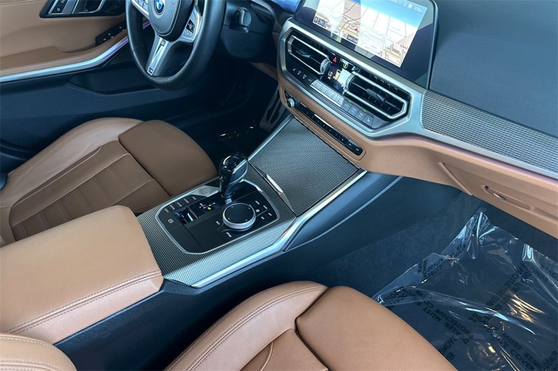 BMW 3 Series Vehicle Full-screen Gallery Image 15