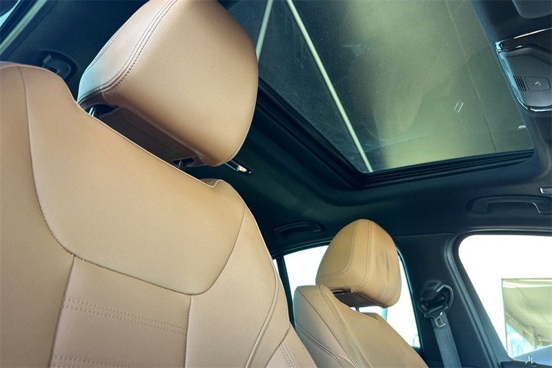 BMW 3 Series Vehicle Full-screen Gallery Image 16