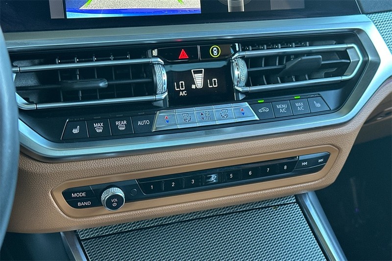 BMW 3 Series Vehicle Full-screen Gallery Image 20