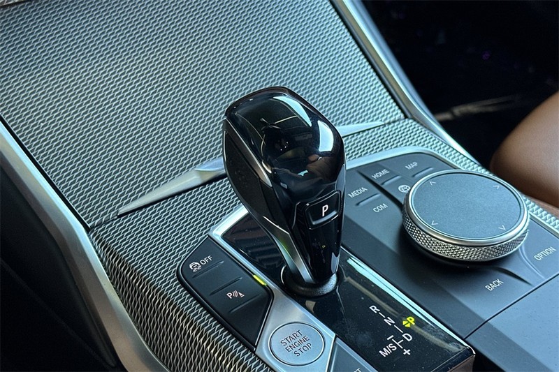 BMW 3 Series Vehicle Full-screen Gallery Image 21