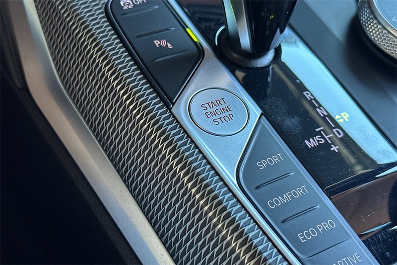 BMW 3 Series Vehicle Full-screen Gallery Image 22
