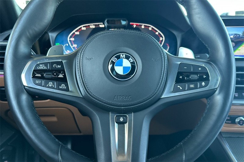BMW 3 Series Vehicle Full-screen Gallery Image 23