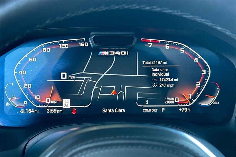 BMW 3 Series Vehicle Full-screen Gallery Image 24