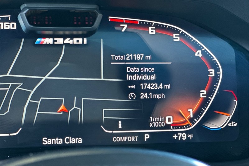 BMW 3 Series Vehicle Full-screen Gallery Image 25