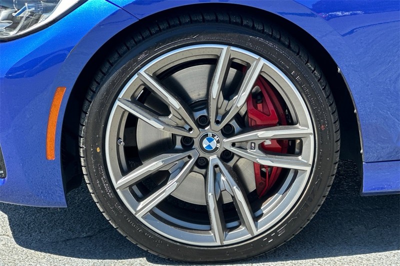 BMW 3 Series Vehicle Full-screen Gallery Image 26