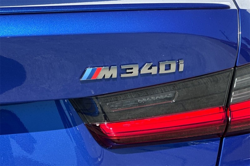 BMW 3 Series Vehicle Full-screen Gallery Image 27