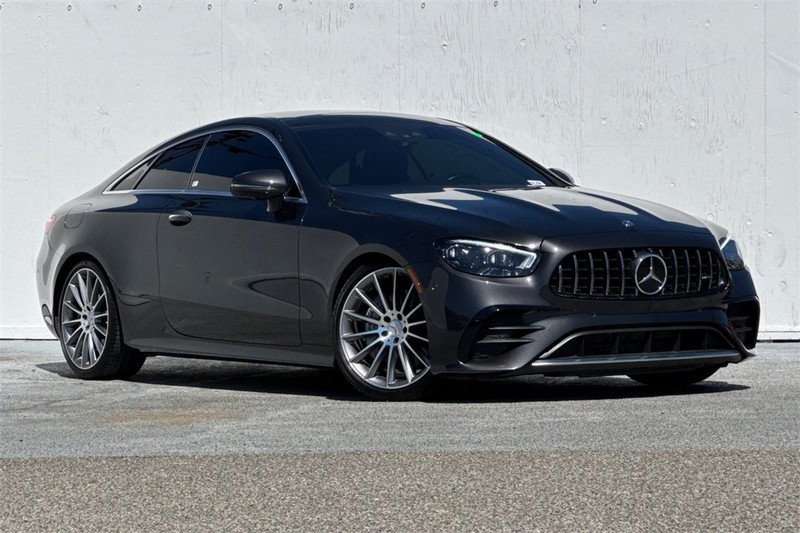 Mercedes-Benz E-Class Vehicle Full-screen Gallery Image 02