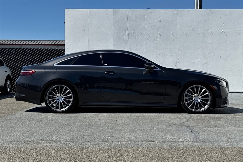 Mercedes-Benz E-Class Vehicle Full-screen Gallery Image 03