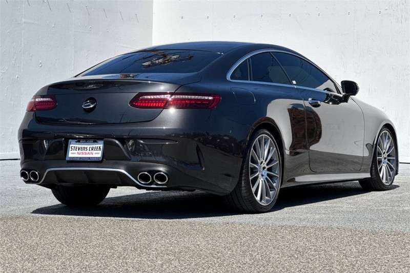 Mercedes-Benz E-Class Vehicle Full-screen Gallery Image 04