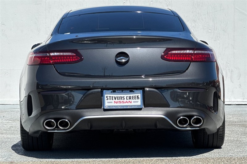 Mercedes-Benz E-Class Vehicle Full-screen Gallery Image 05