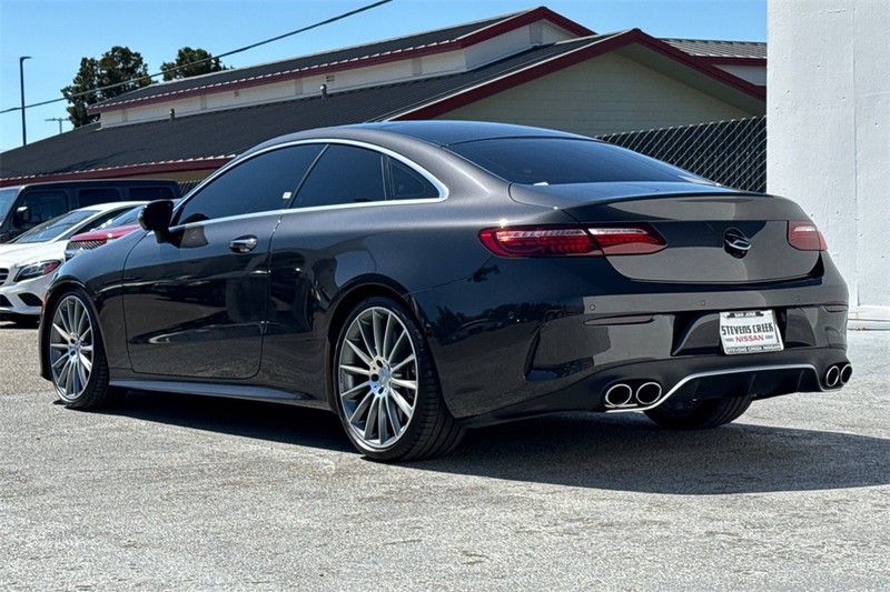 Mercedes-Benz E-Class Vehicle Full-screen Gallery Image 06