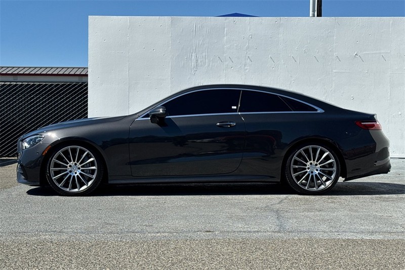 Mercedes-Benz E-Class Vehicle Full-screen Gallery Image 07