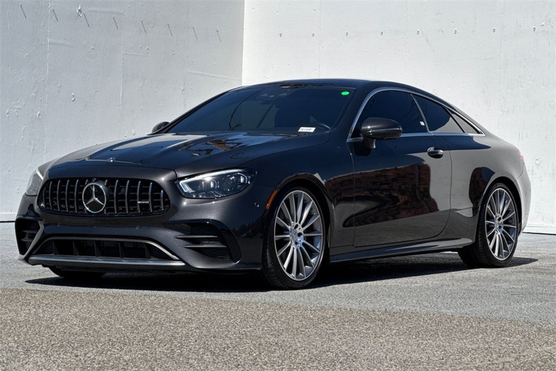 Mercedes-Benz E-Class Vehicle Full-screen Gallery Image 08
