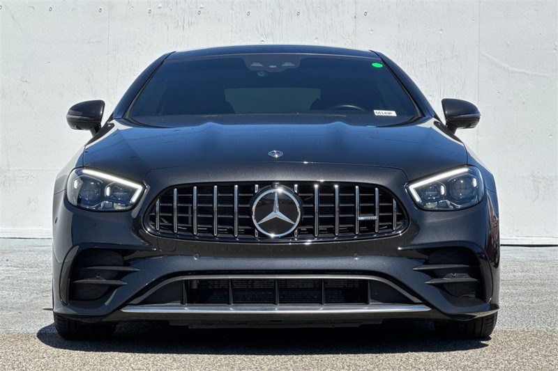 Mercedes-Benz E-Class Vehicle Full-screen Gallery Image 09