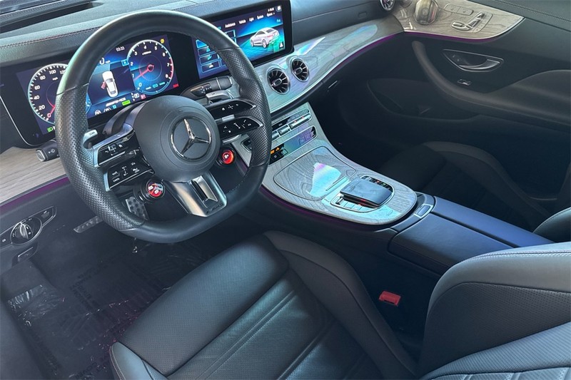 Mercedes-Benz E-Class Vehicle Full-screen Gallery Image 10