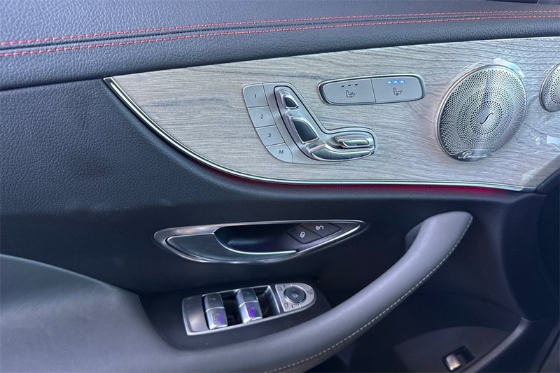 Mercedes-Benz E-Class Vehicle Full-screen Gallery Image 11