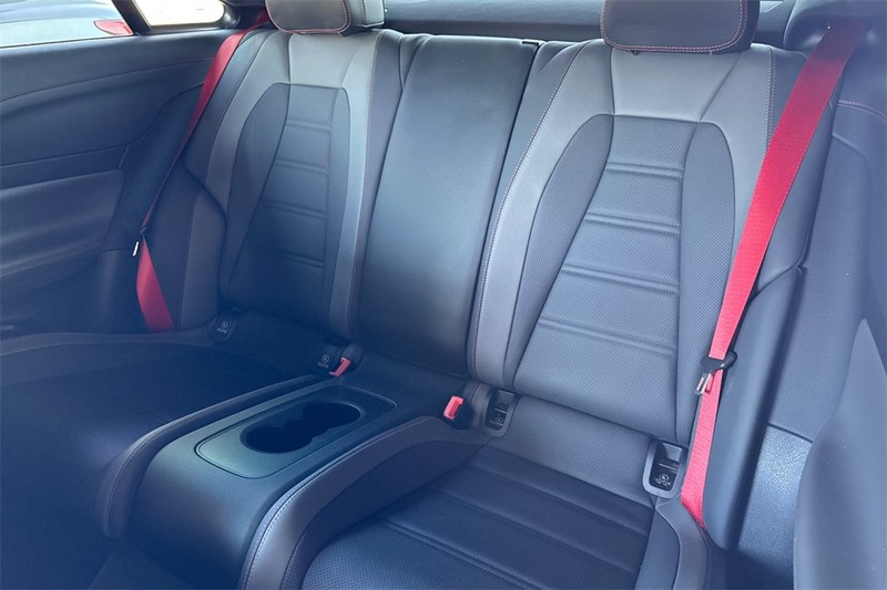Mercedes-Benz E-Class Vehicle Full-screen Gallery Image 12