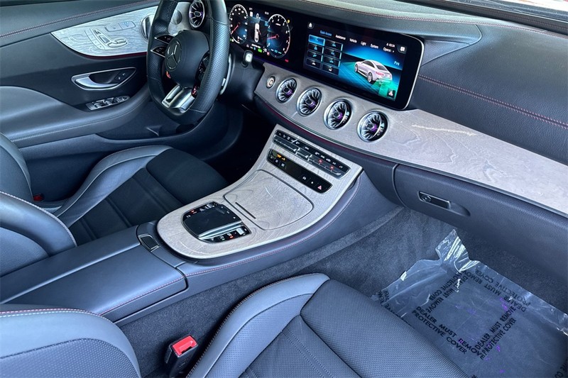 Mercedes-Benz E-Class Vehicle Full-screen Gallery Image 13