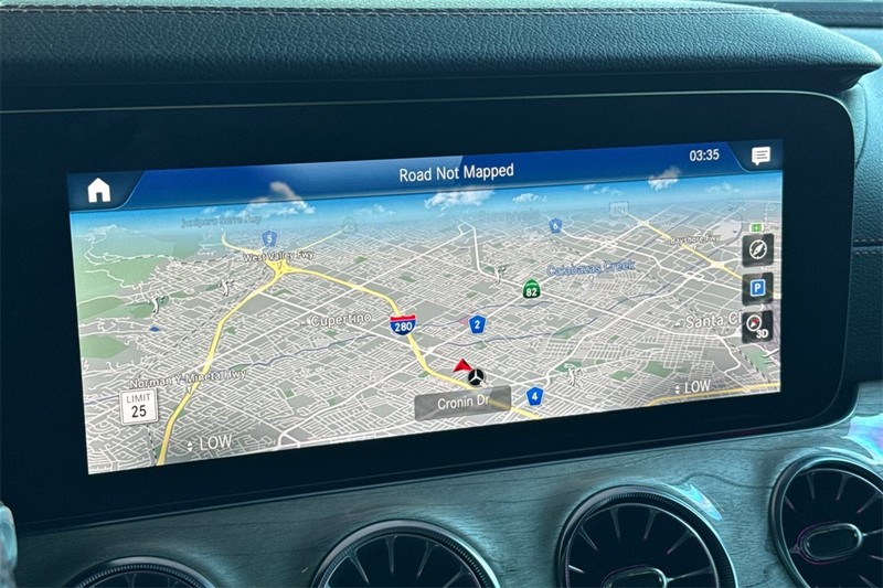 Mercedes-Benz E-Class Vehicle Full-screen Gallery Image 16