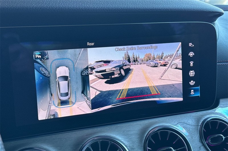 Mercedes-Benz E-Class Vehicle Full-screen Gallery Image 17