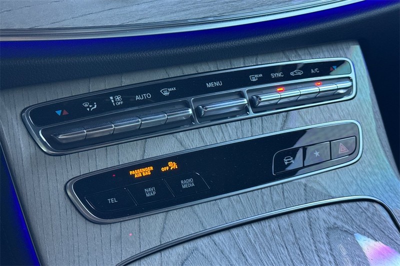 Mercedes-Benz E-Class Vehicle Full-screen Gallery Image 18