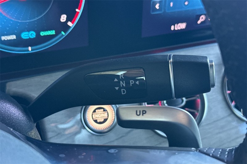 Mercedes-Benz E-Class Vehicle Full-screen Gallery Image 19
