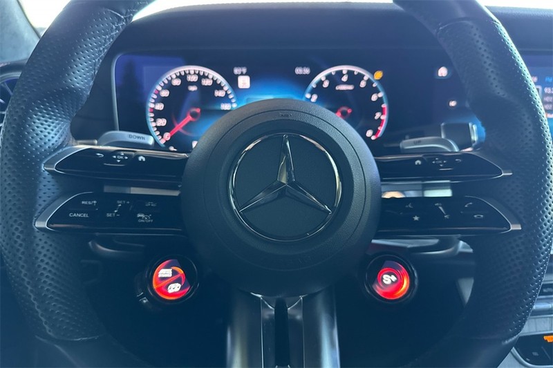 Mercedes-Benz E-Class Vehicle Full-screen Gallery Image 21