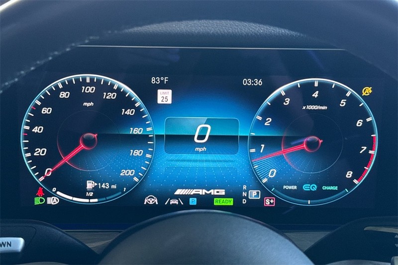 Mercedes-Benz E-Class Vehicle Full-screen Gallery Image 22