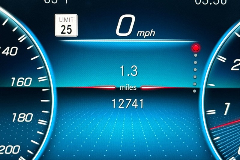 Mercedes-Benz E-Class Vehicle Full-screen Gallery Image 23