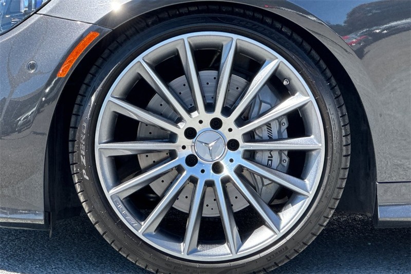 Mercedes-Benz E-Class Vehicle Full-screen Gallery Image 24