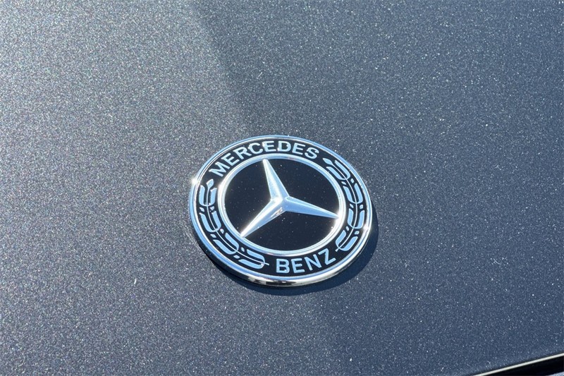 Mercedes-Benz E-Class Vehicle Full-screen Gallery Image 25