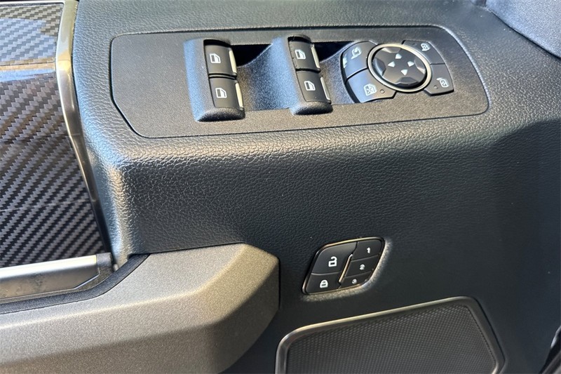 Ford F-150 Vehicle Full-screen Gallery Image 11