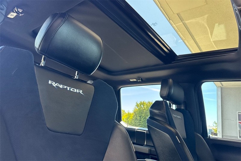 Ford F-150 Vehicle Full-screen Gallery Image 16