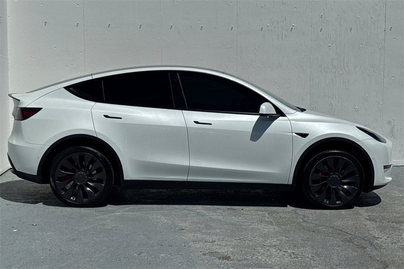 Tesla Model Y Vehicle Full-screen Gallery Image 03