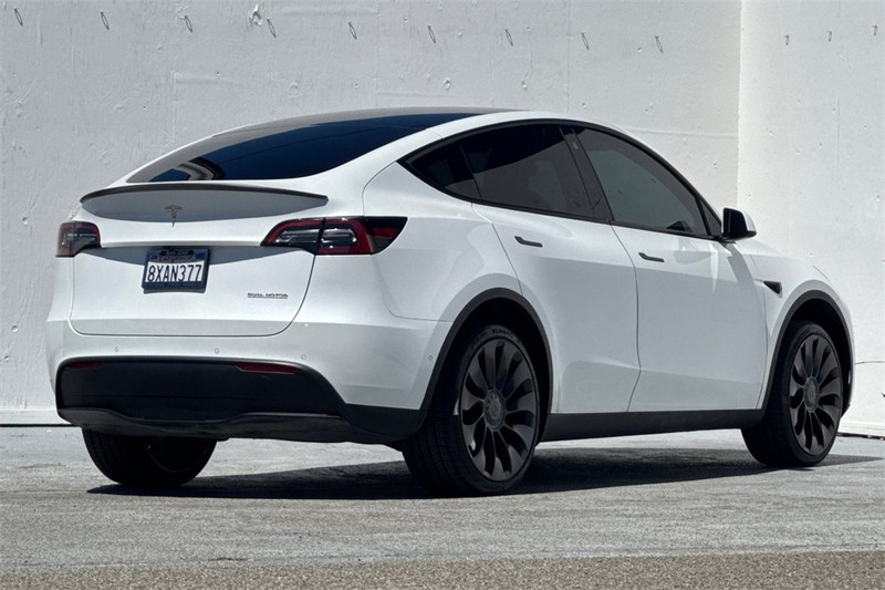 Tesla Model Y Vehicle Full-screen Gallery Image 04
