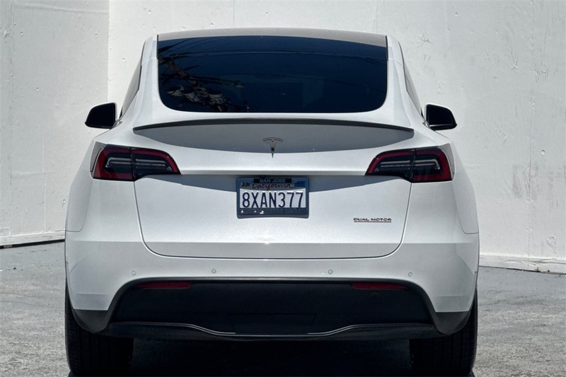 Tesla Model Y Vehicle Full-screen Gallery Image 05