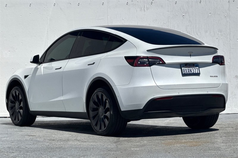 Tesla Model Y Vehicle Full-screen Gallery Image 06