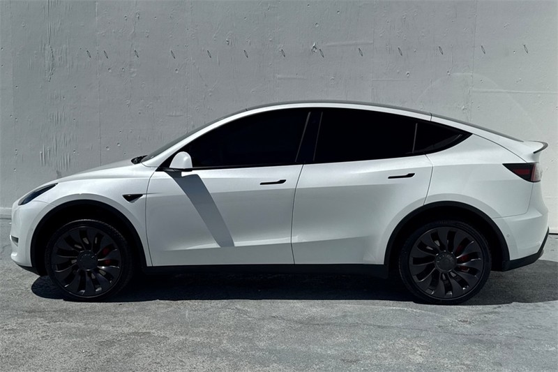 Tesla Model Y Vehicle Full-screen Gallery Image 07