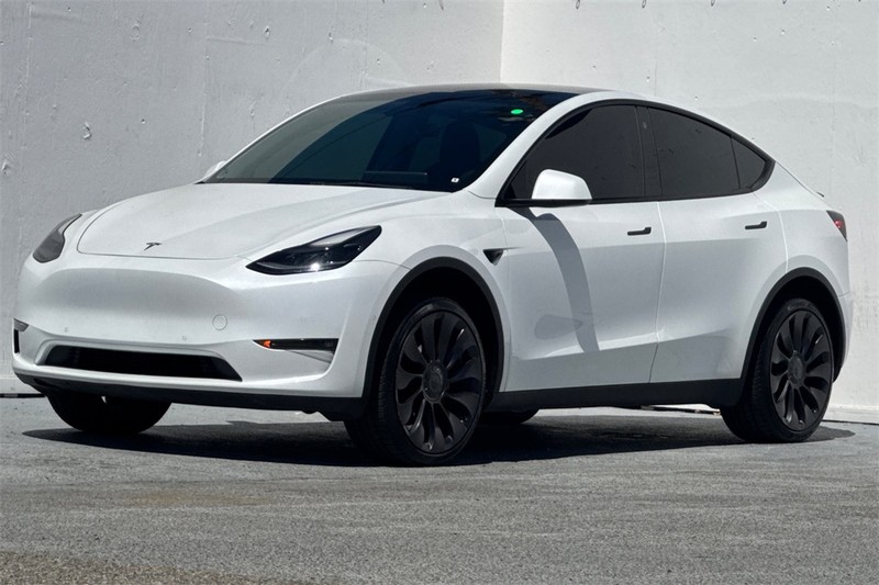 Tesla Model Y Vehicle Full-screen Gallery Image 08