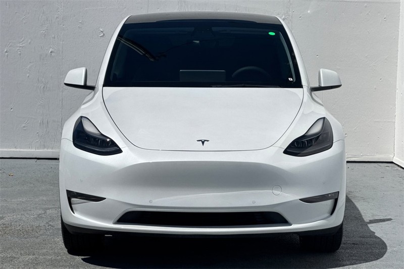 Tesla Model Y Vehicle Full-screen Gallery Image 09