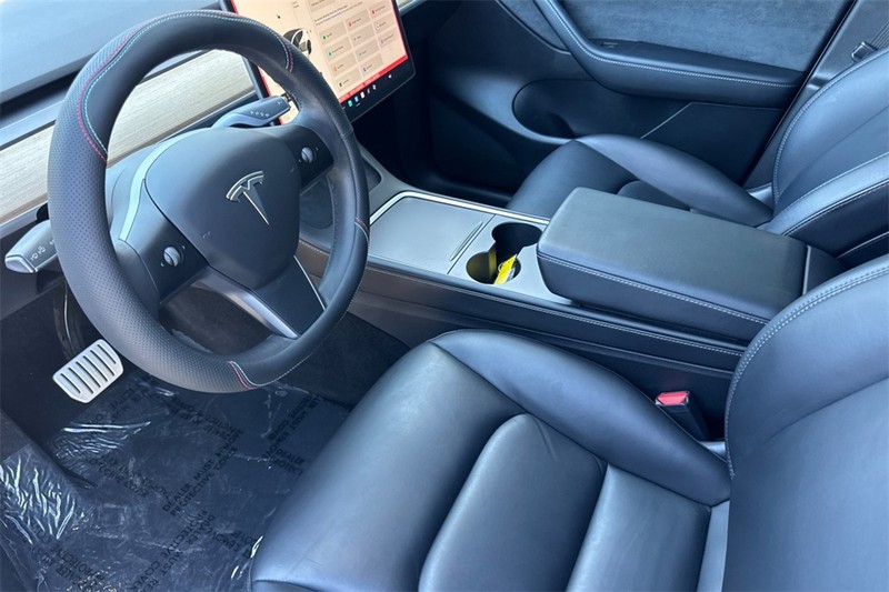 Tesla Model Y Vehicle Full-screen Gallery Image 10