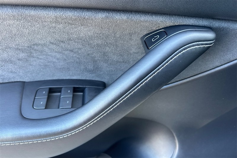 Tesla Model Y Vehicle Full-screen Gallery Image 11