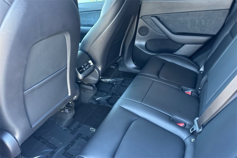 Tesla Model Y Vehicle Full-screen Gallery Image 12