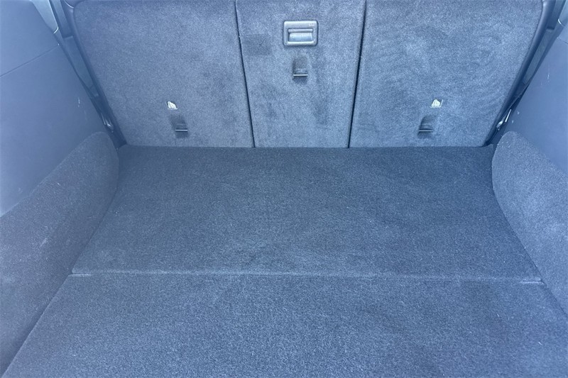 Tesla Model Y Vehicle Full-screen Gallery Image 15