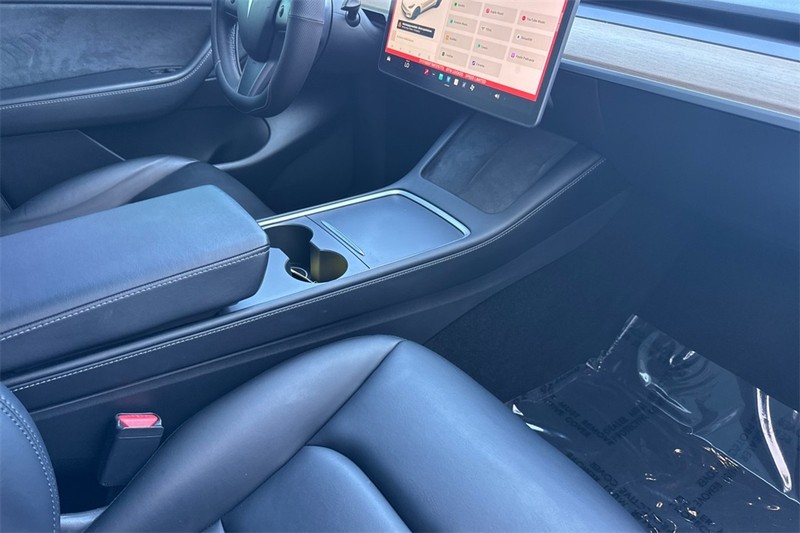 Tesla Model Y Vehicle Full-screen Gallery Image 16