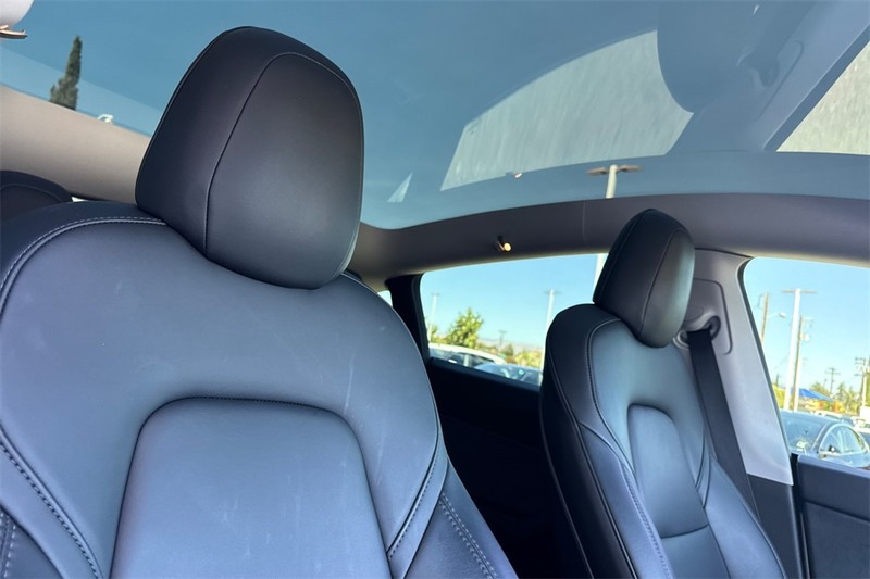 Tesla Model Y Vehicle Full-screen Gallery Image 17